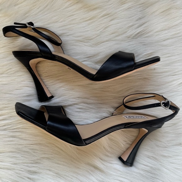 New Badgley Mischka Cady Sandals Heart Shaped Buckle Black Leather - Picture 5 of 7